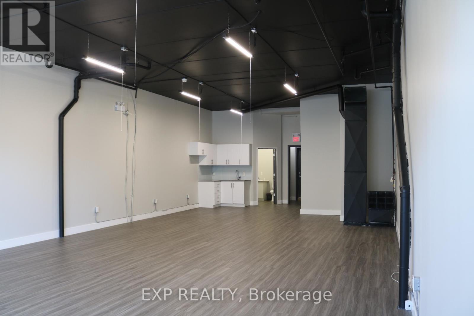 128 King Street W Property Photo 5