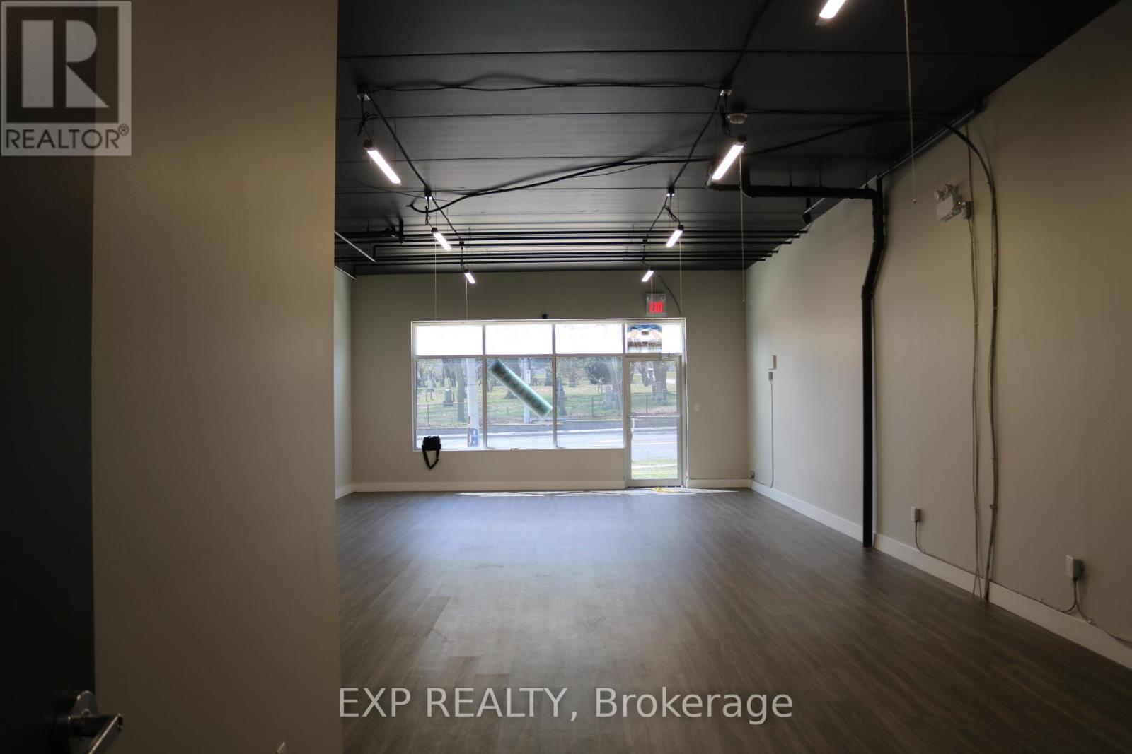 128 King Street W Property Photo 6