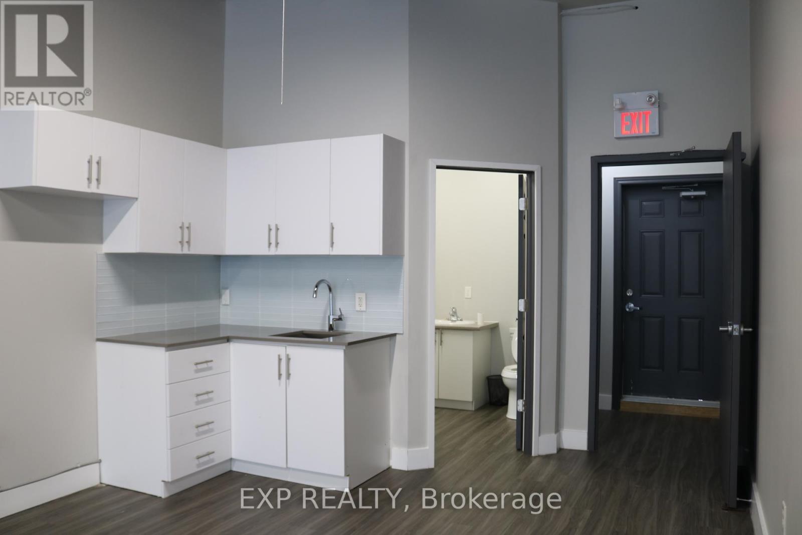 128 King Street W Property Photo 7