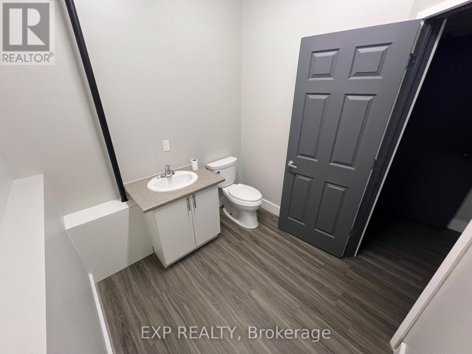 128 King Street W Property Photo 8