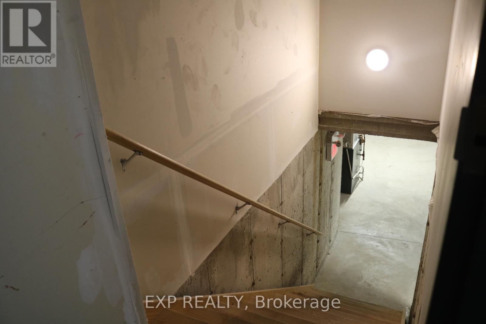 128 King Street W Property Photo 10