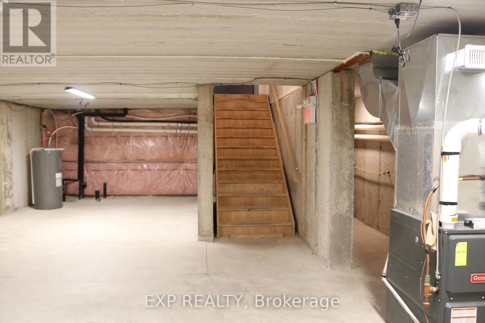 128 King Street W Property Photo 11