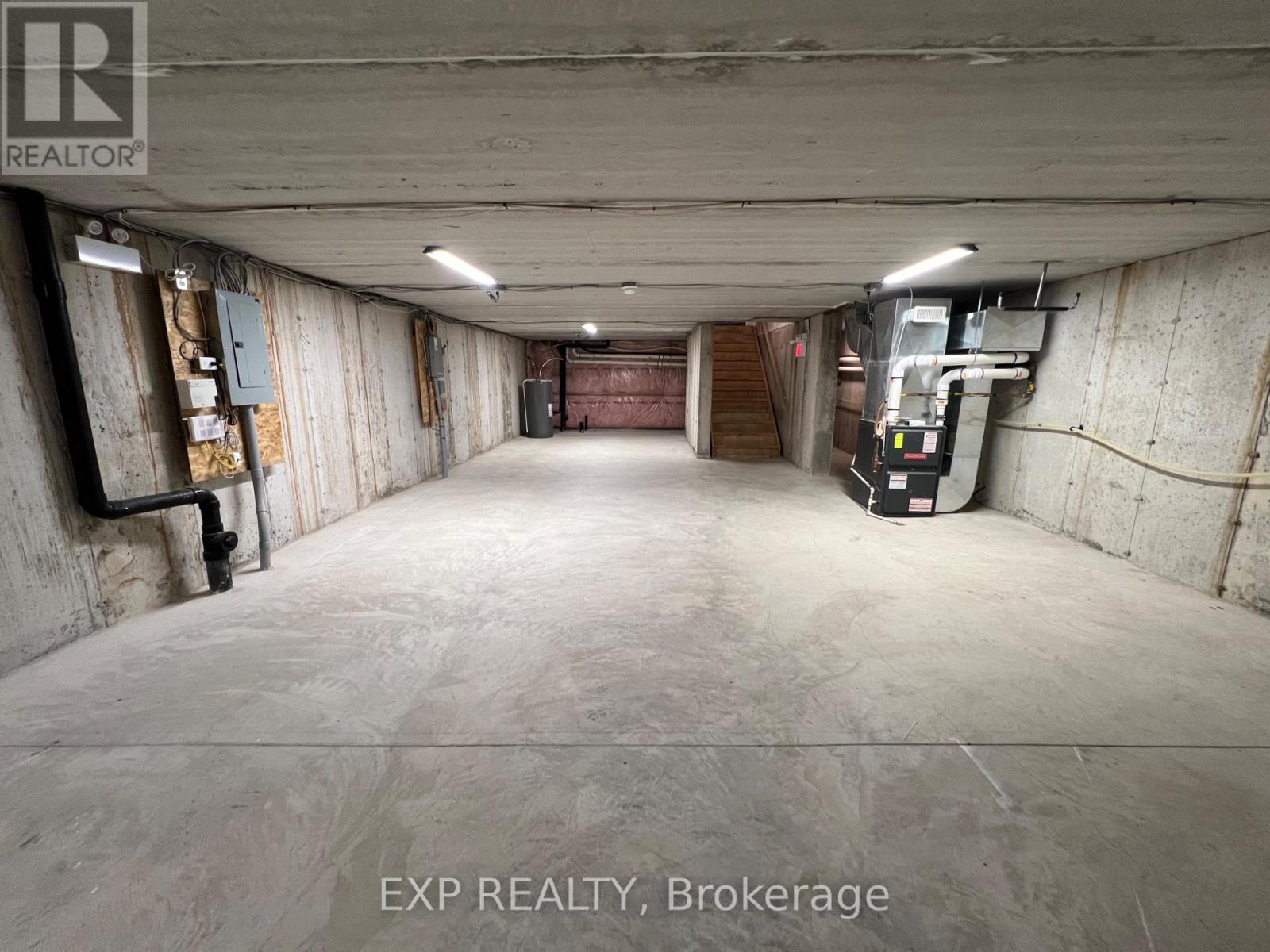 128 King Street W Property Photo 13