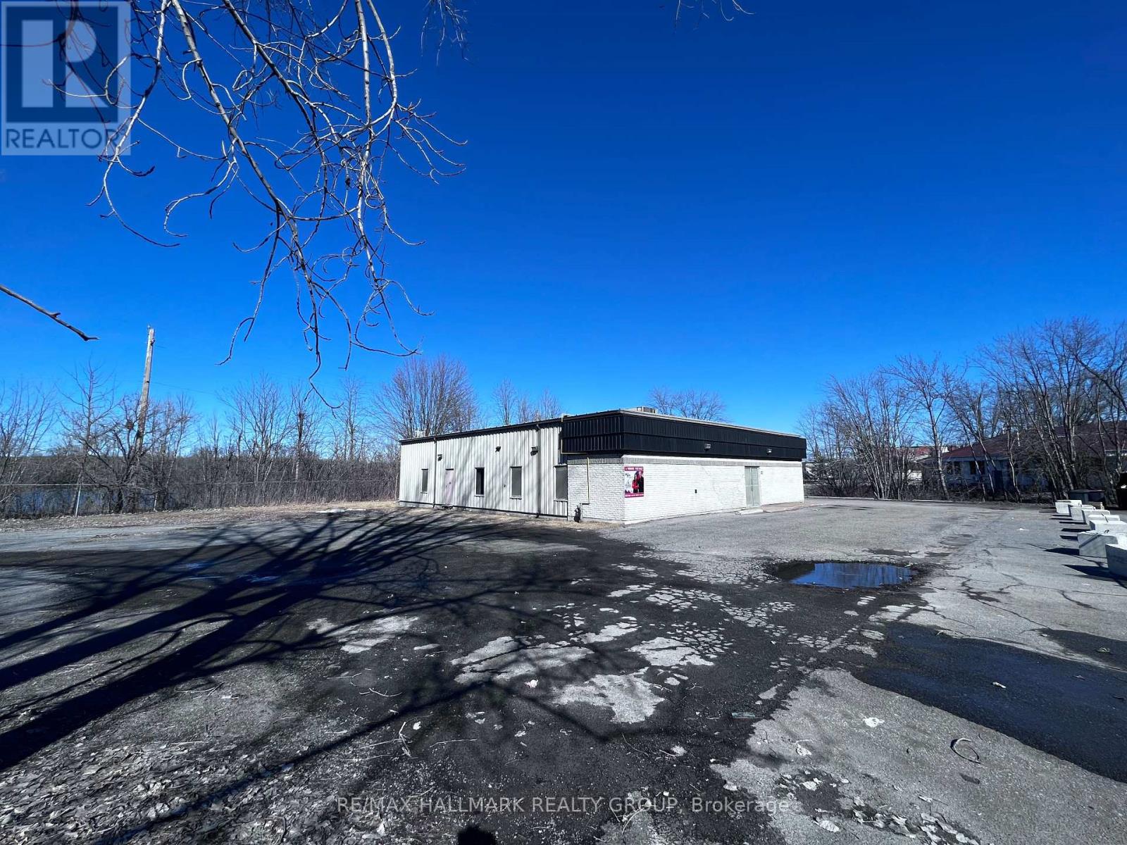 57 Main Street W Property Photo 1