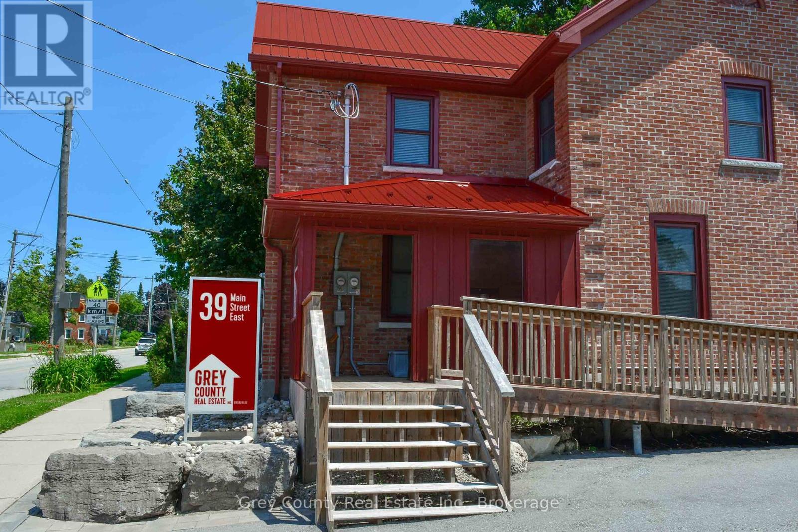 A - 39 Main Street E Property Photo 9