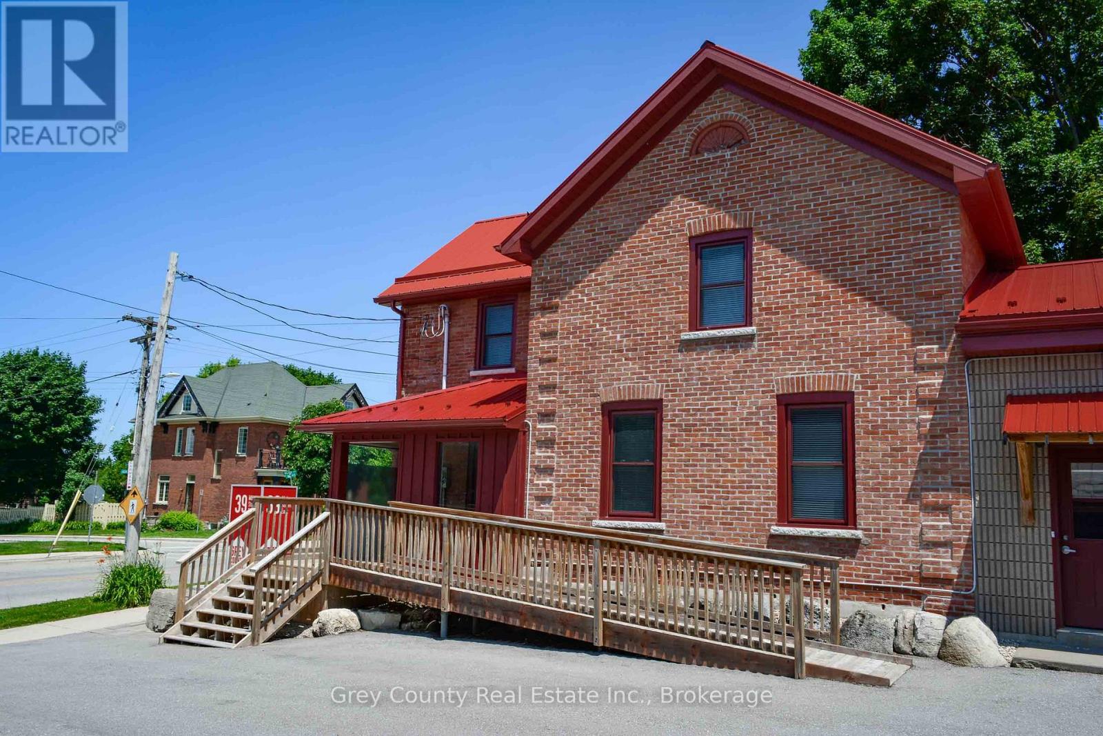 A - 39 Main Street E Property Photo 11