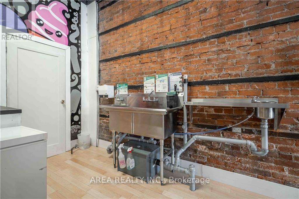 462-464 King Street W Property Photo 5