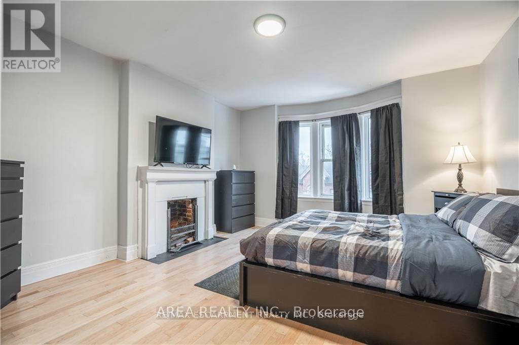 462-464 King Street W Property Photo 16