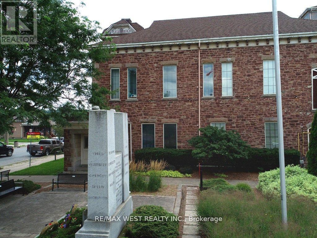343 Merritt Street W Property Photo 5
