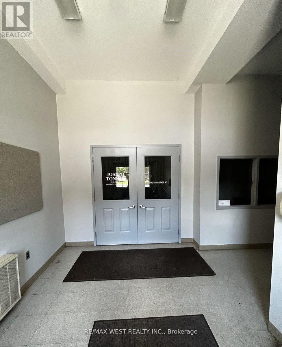343 Merritt Street W Property Photo 6