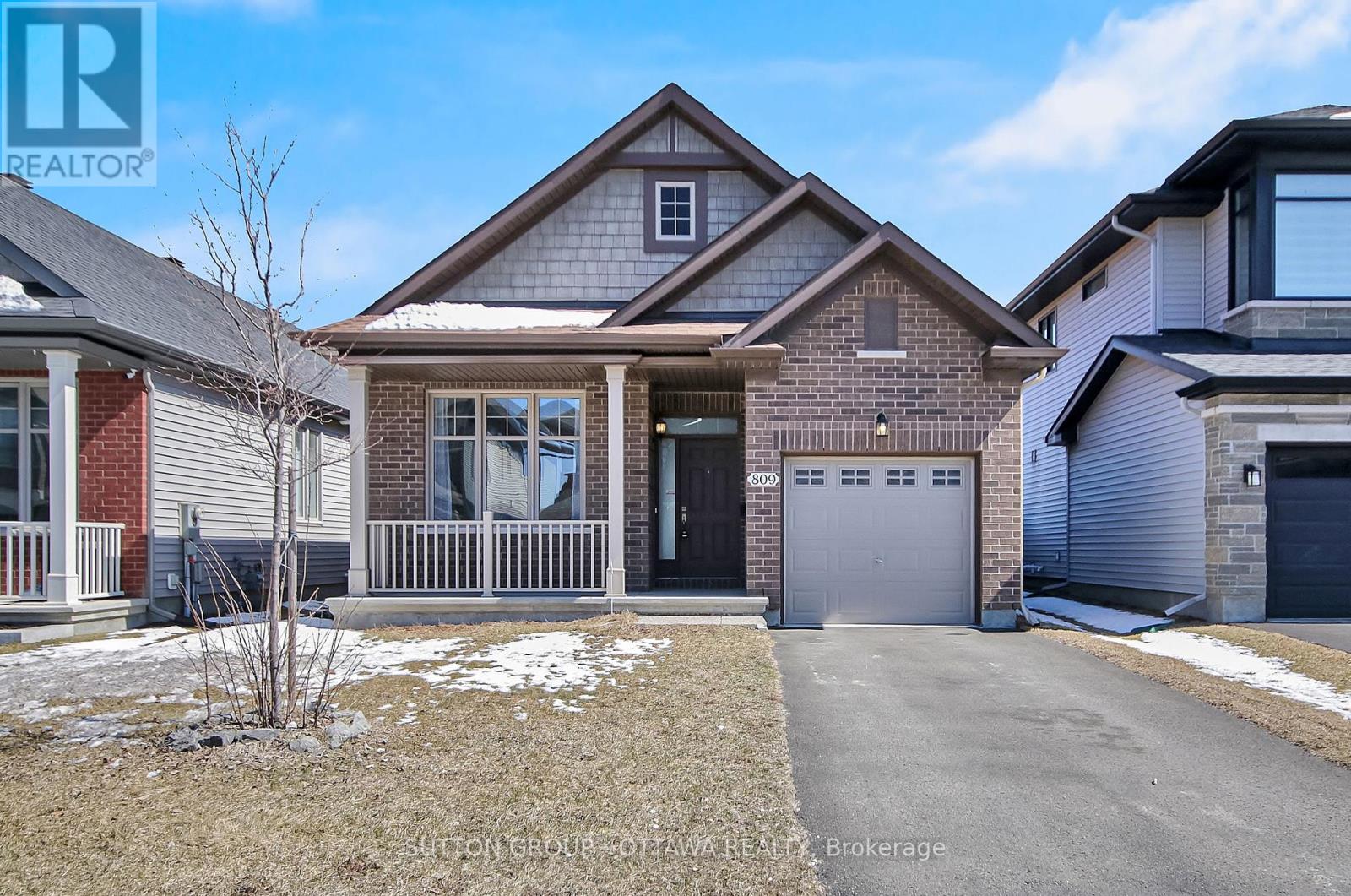 809 Carnelian Crescent Property Photo 1