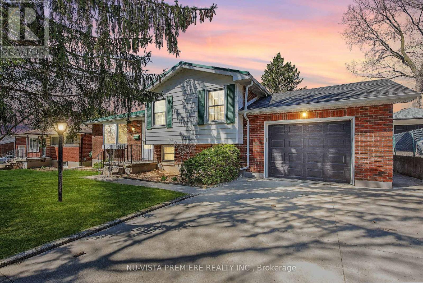450 THREE VALLEYS CRESCENT Property Photo 1