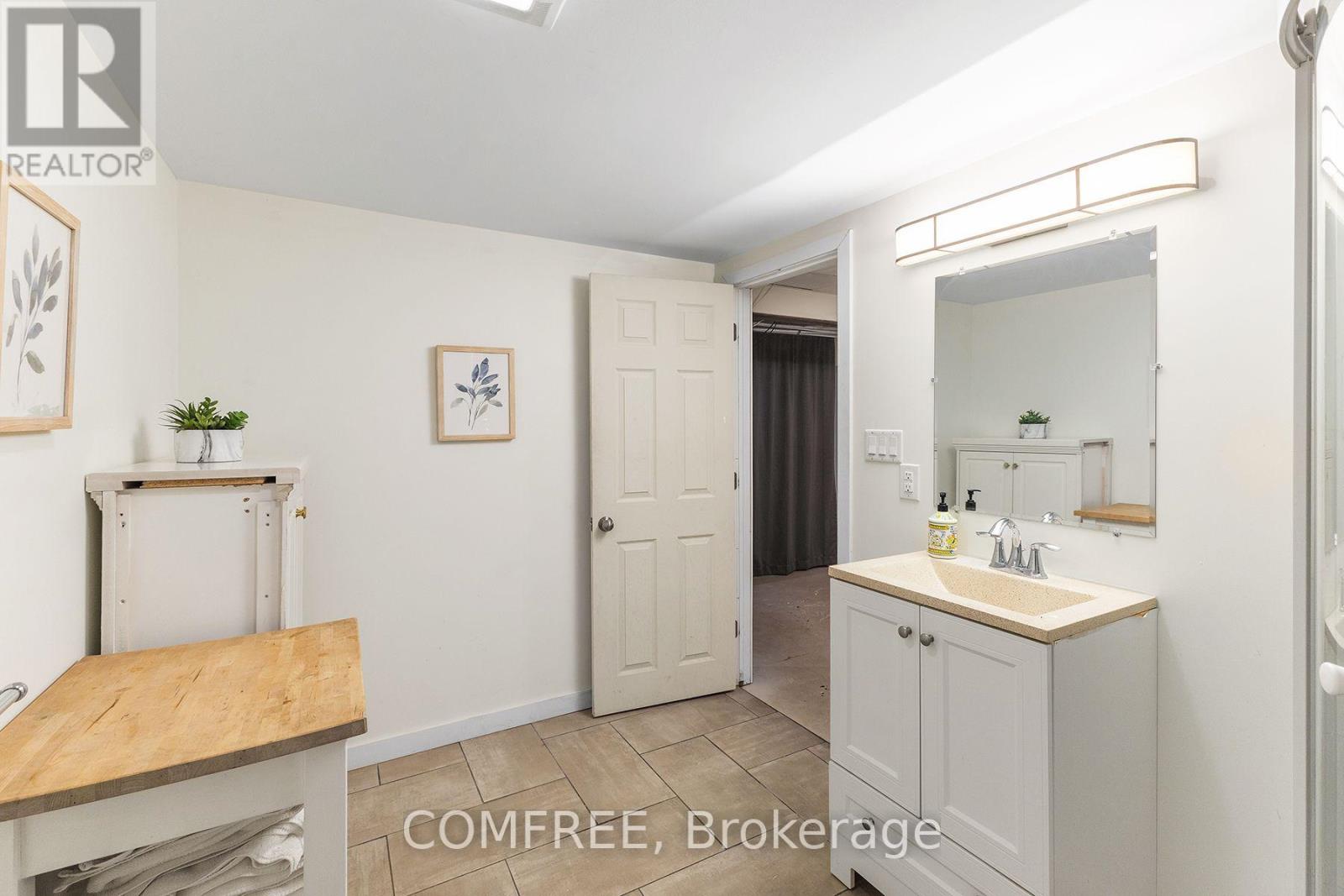664 Geneva Street Property Photo 20