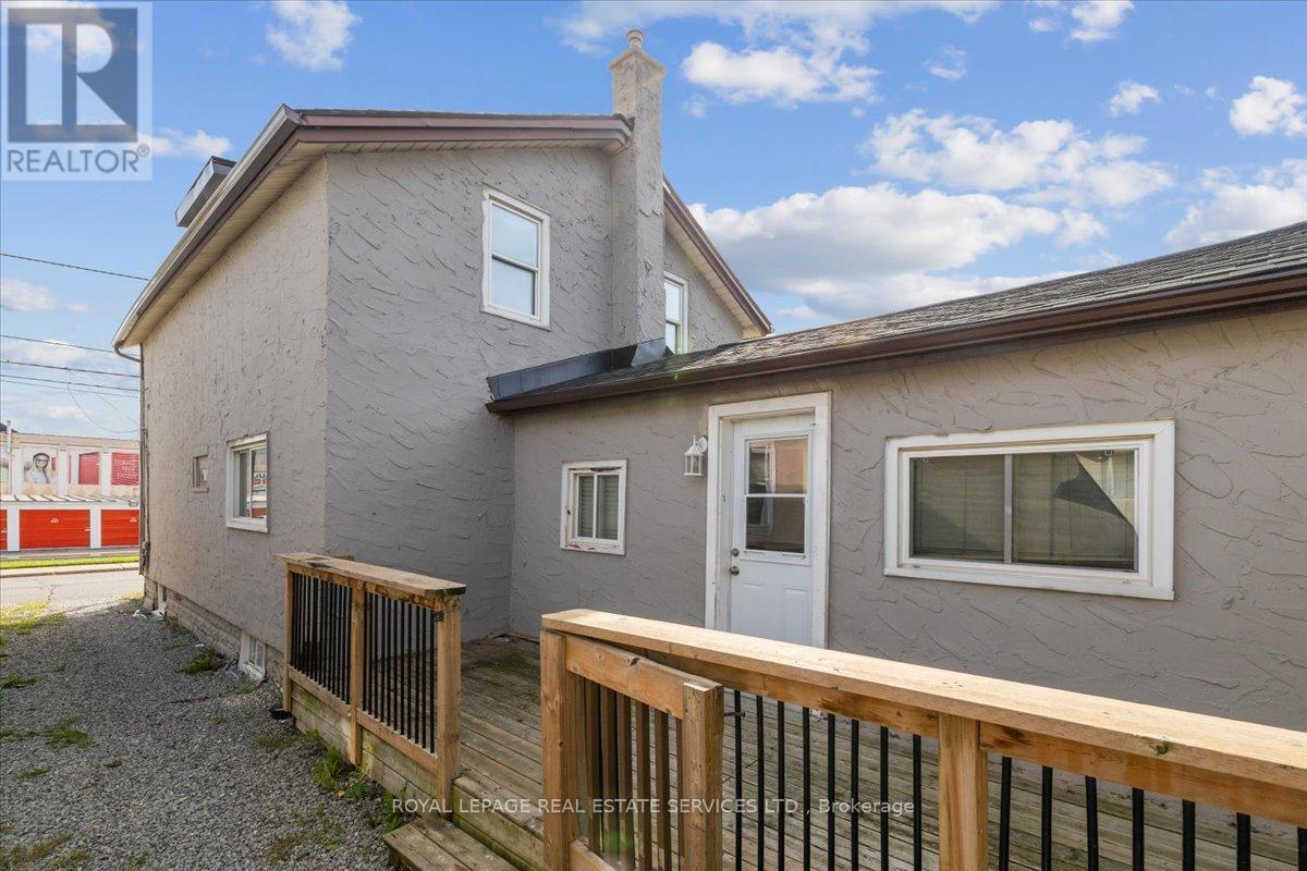 73 Vine Street S Property Photo 4