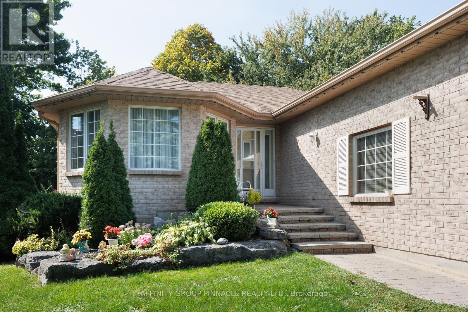 16 HILLVIEW DRIVE Property Photo 1