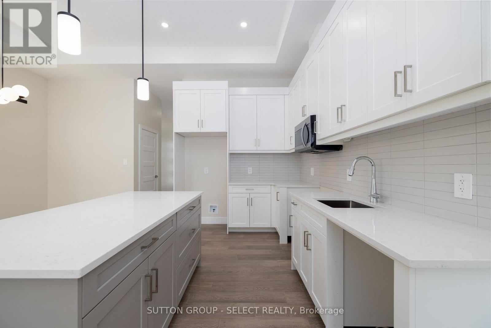 14 - 7966 Fallon Drive Property Photo 10