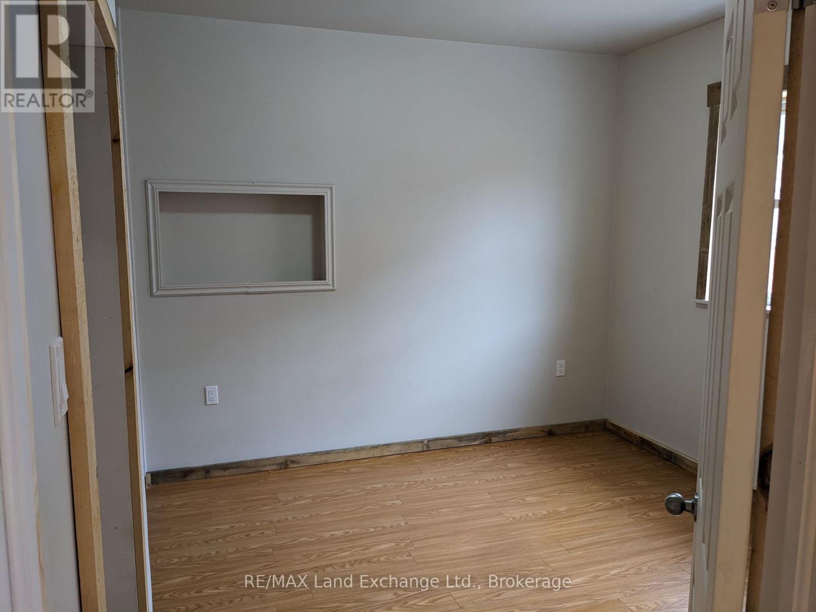 428 Queen Street S Property Photo 4
