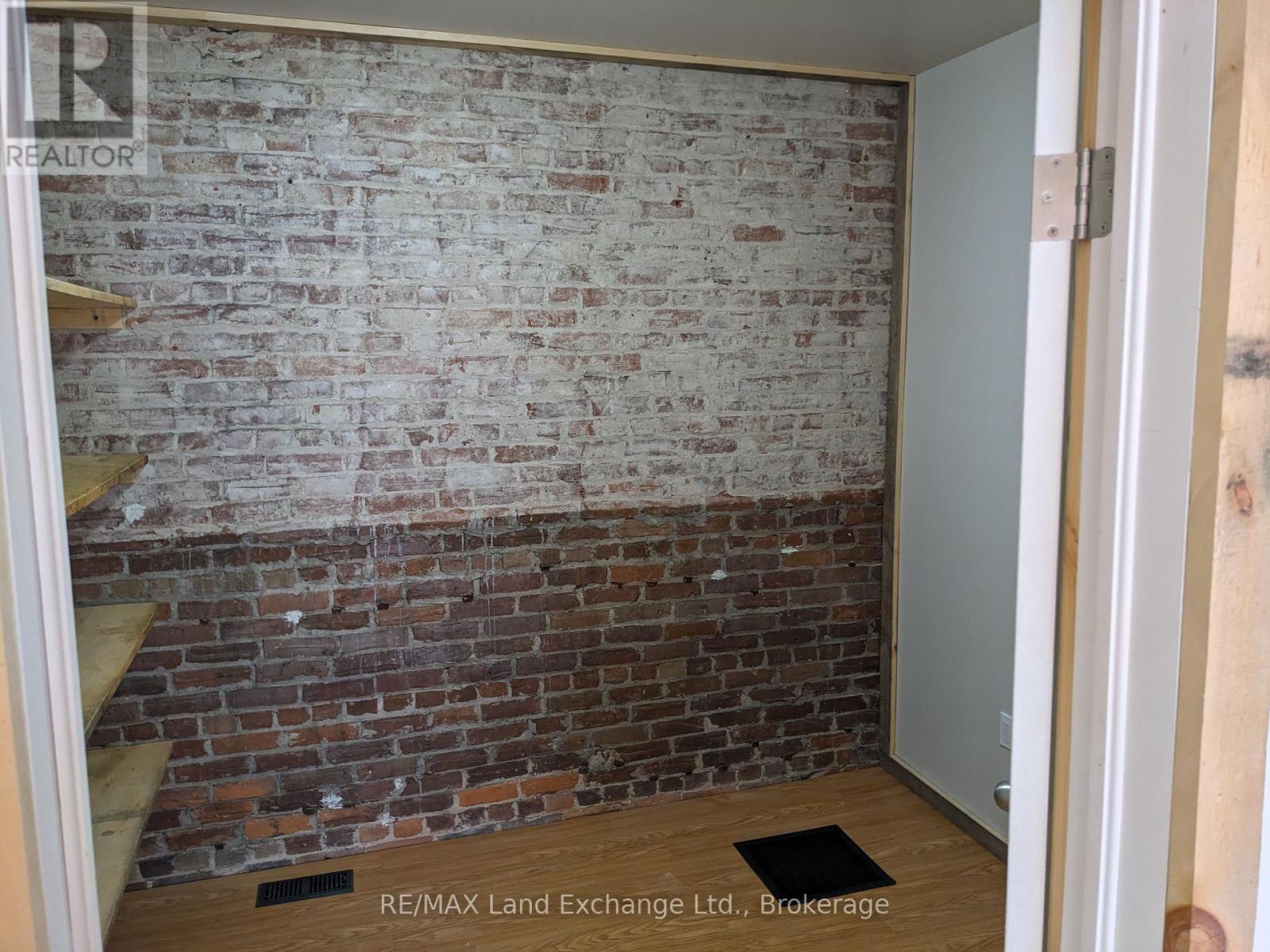 428 Queen Street S Property Photo 9
