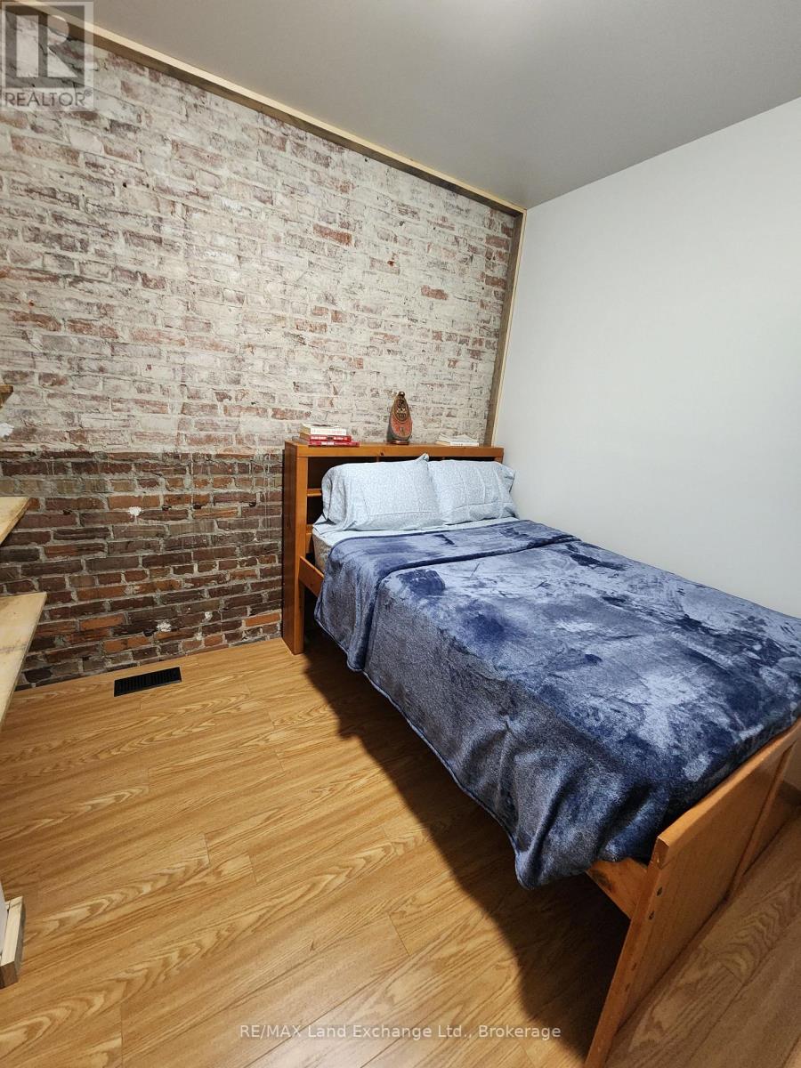 428 Queen Street S Property Photo 11