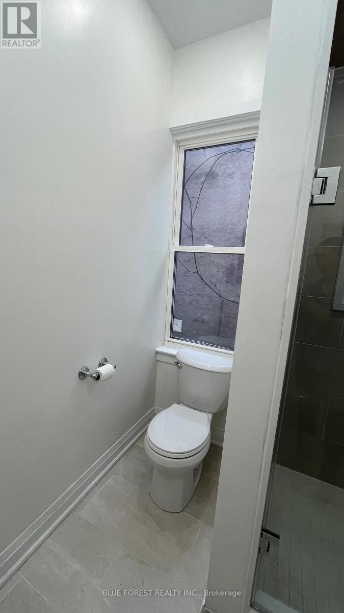 D - 25 Norfolk Street N Property Photo 4