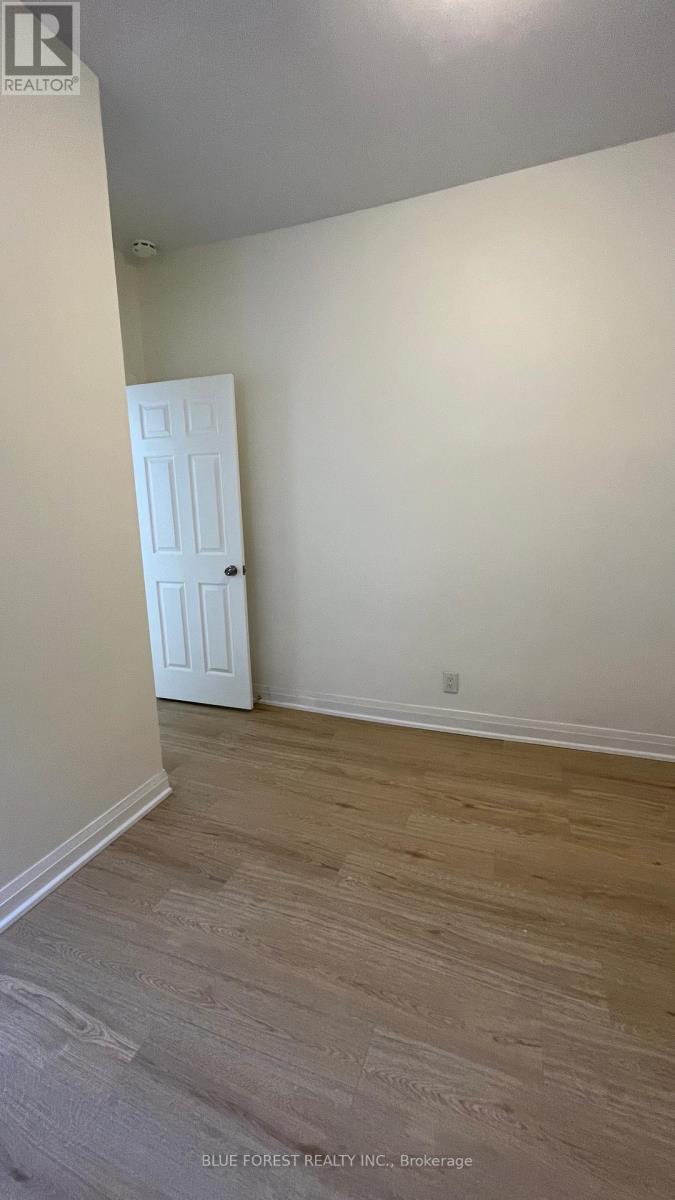 D - 25 Norfolk Street N Property Photo 8