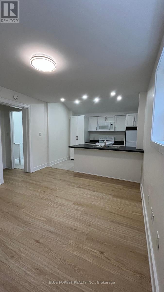 D - 25 Norfolk Street N Property Photo 9