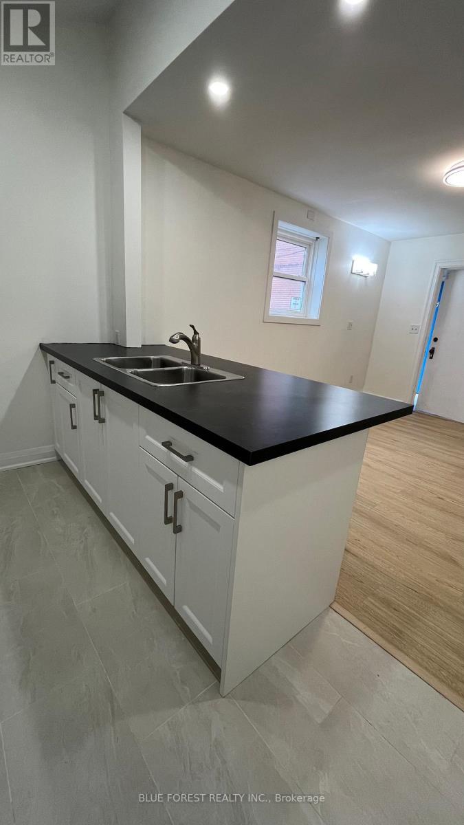 D - 25 Norfolk Street N Property Photo 11