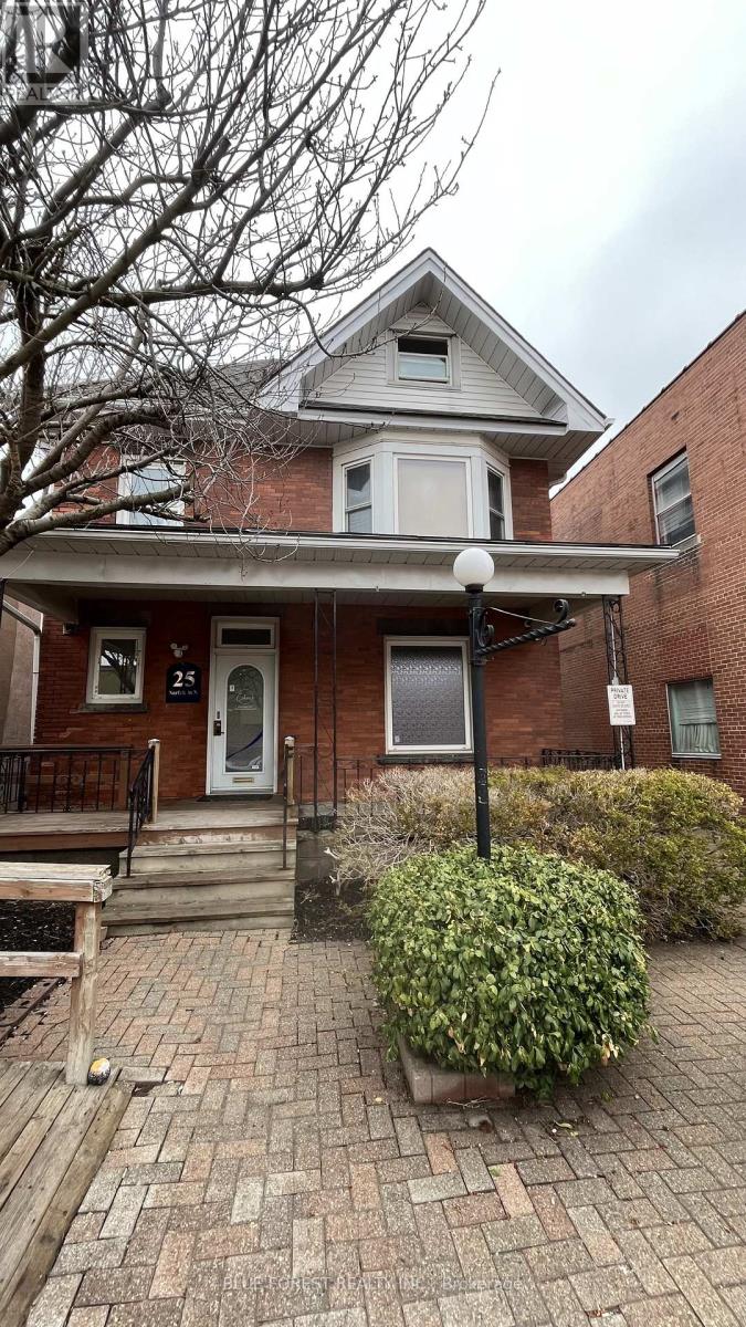 D - 25 Norfolk Street N Property Photo 13