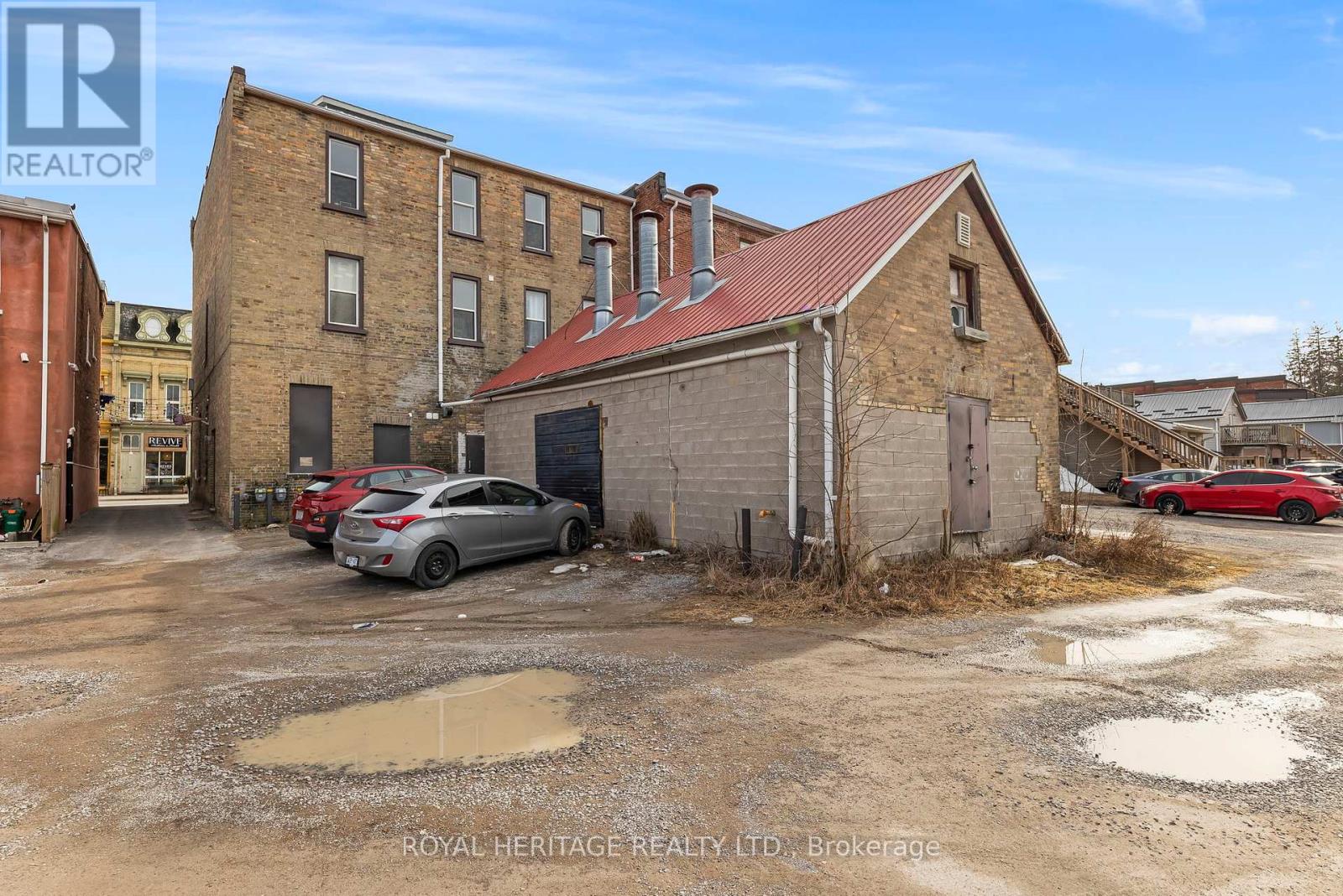32 King Street E Property Photo 6