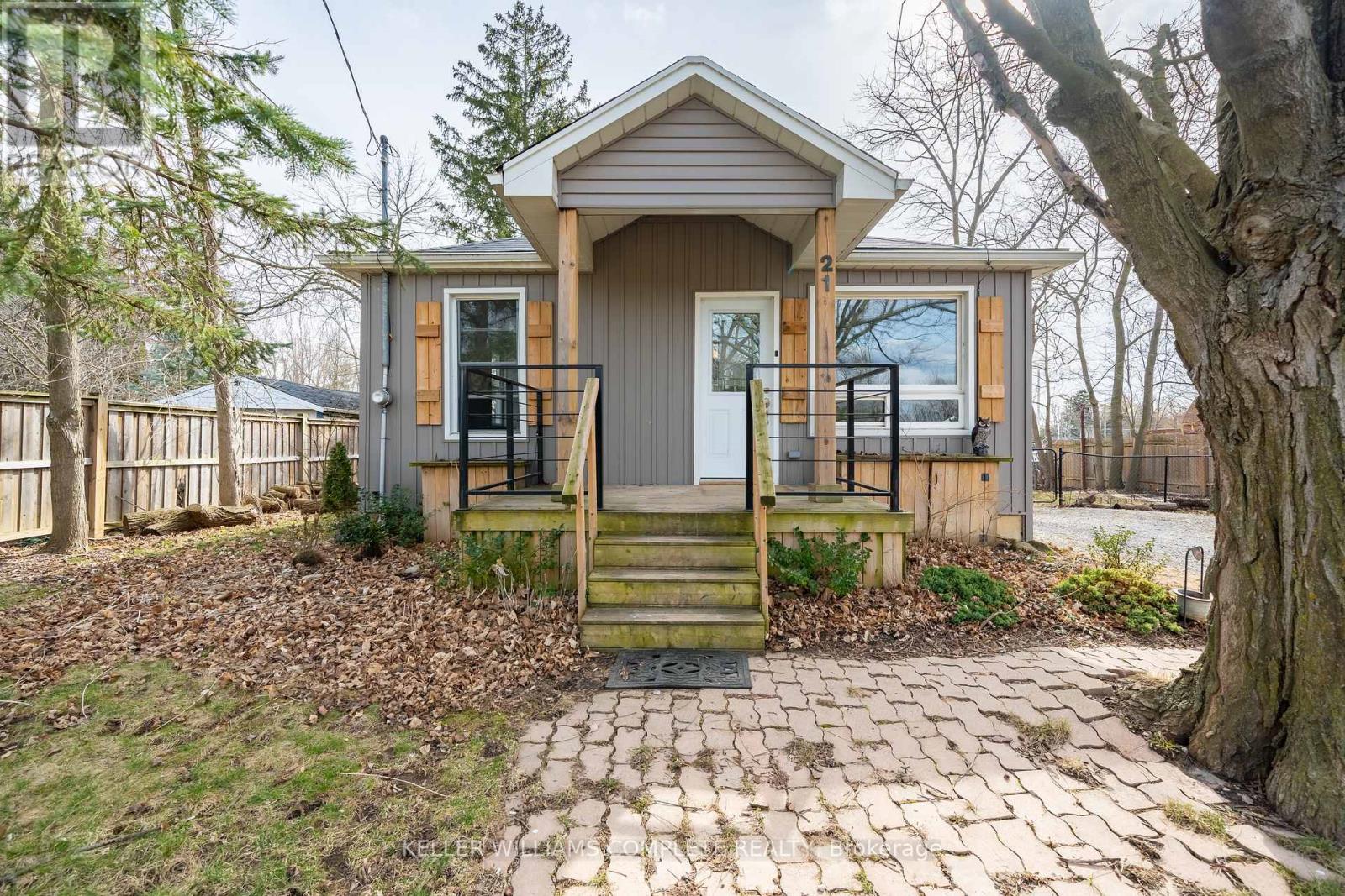 21 Renfrew Street E Property Photo 2