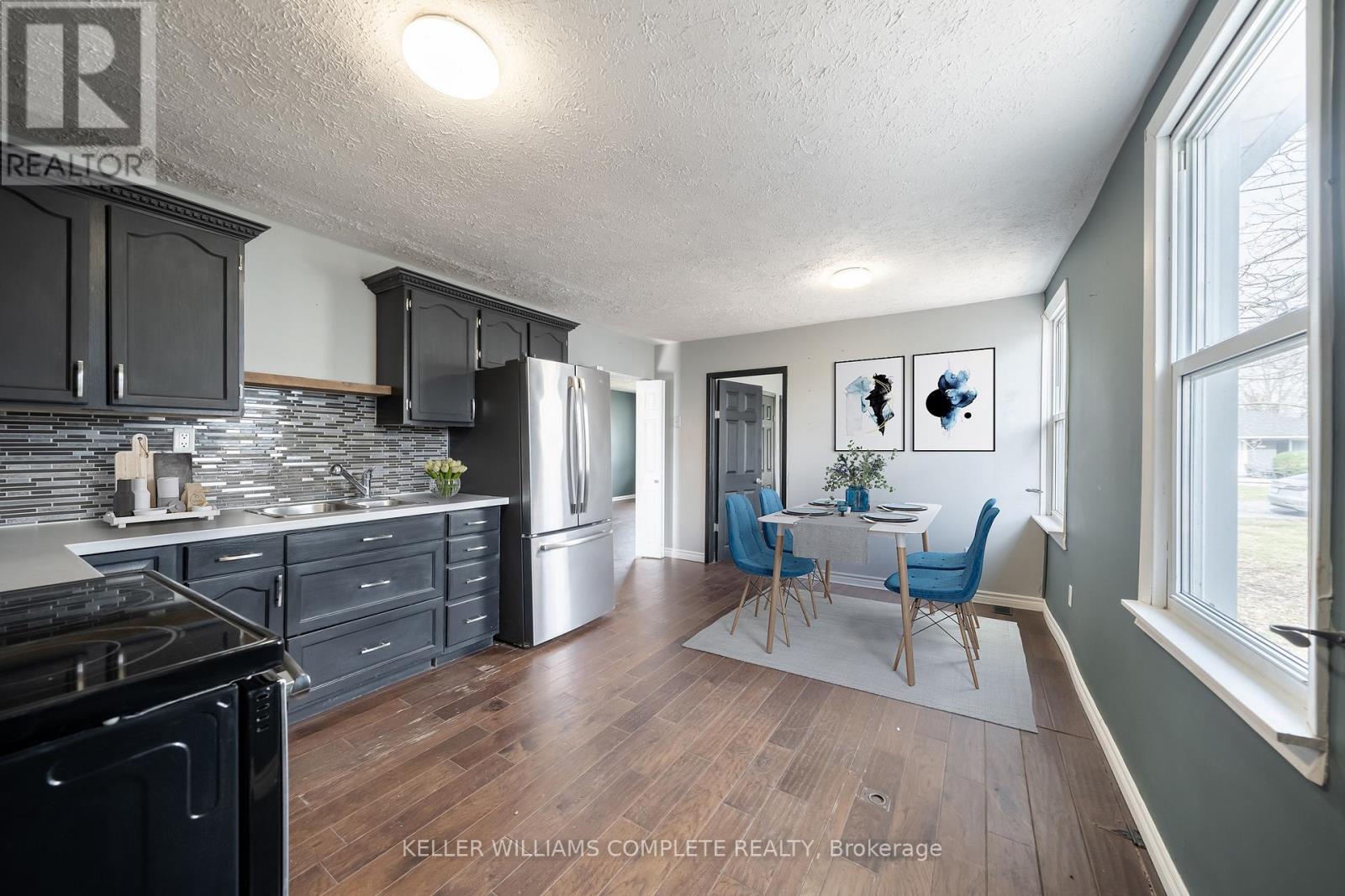 21 Renfrew Street E Property Photo 6