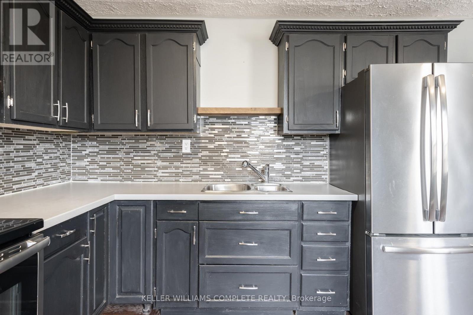 21 Renfrew Street E Property Photo 7