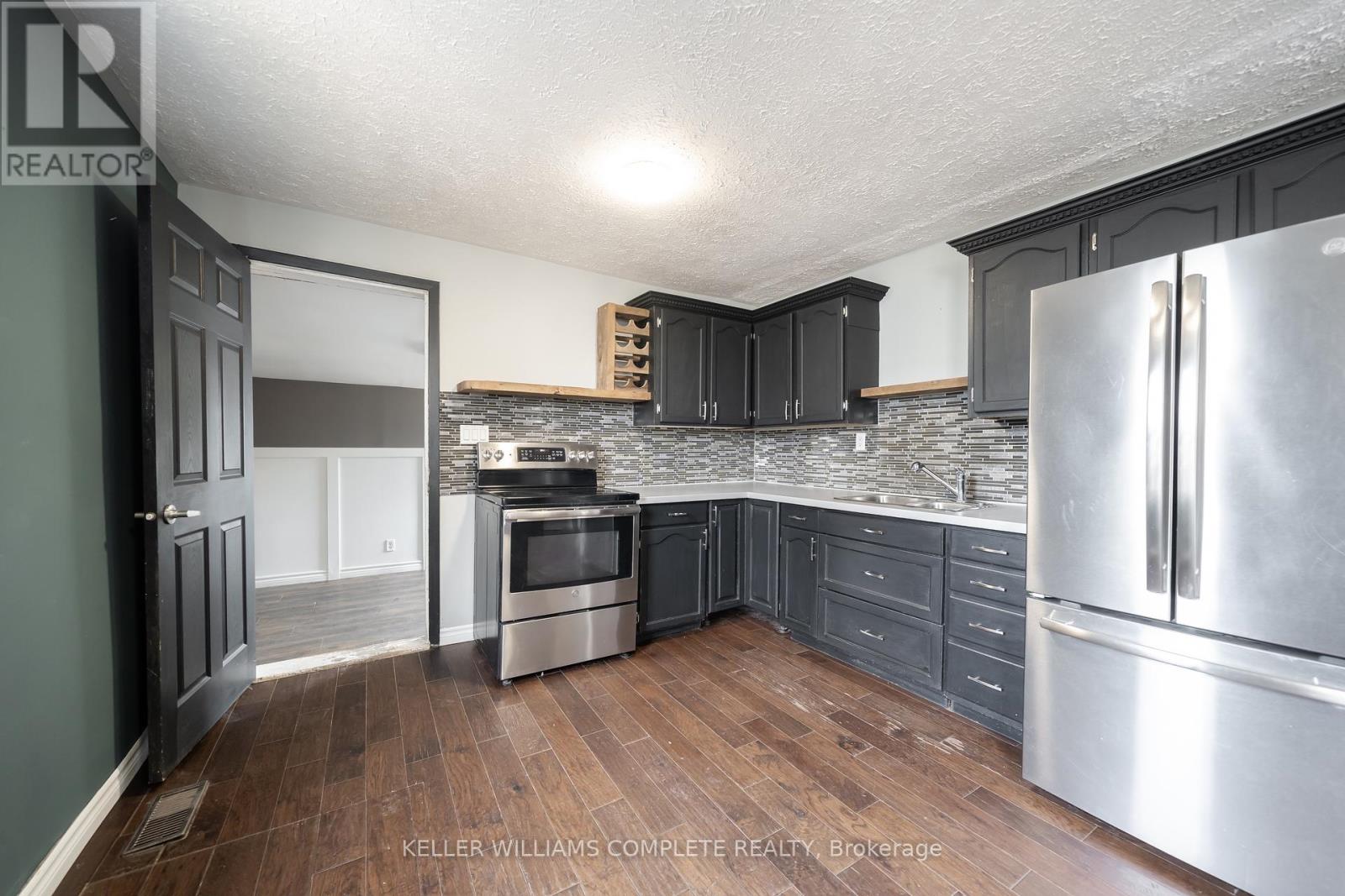21 Renfrew Street E Property Photo 8