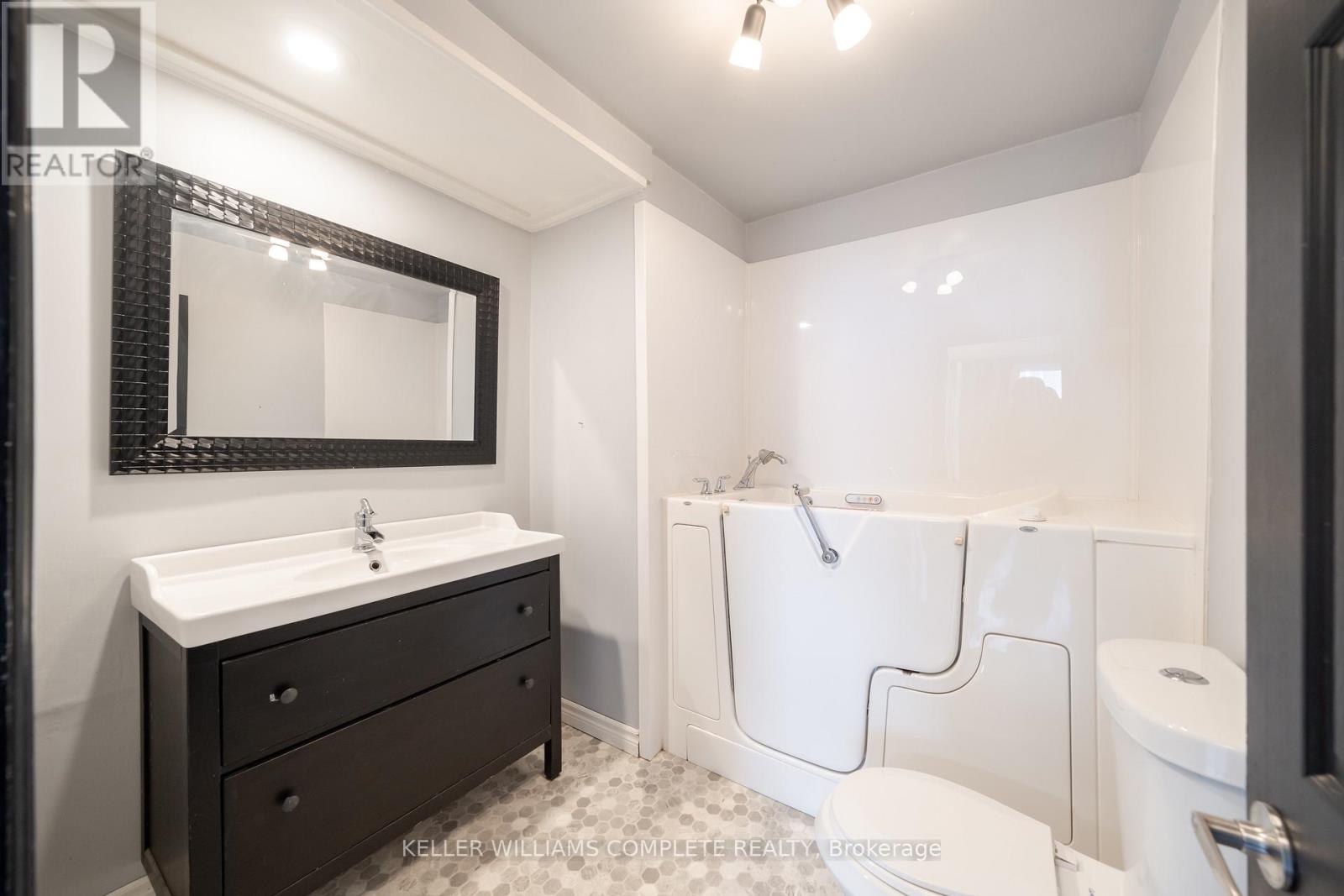 21 Renfrew Street E Property Photo 12