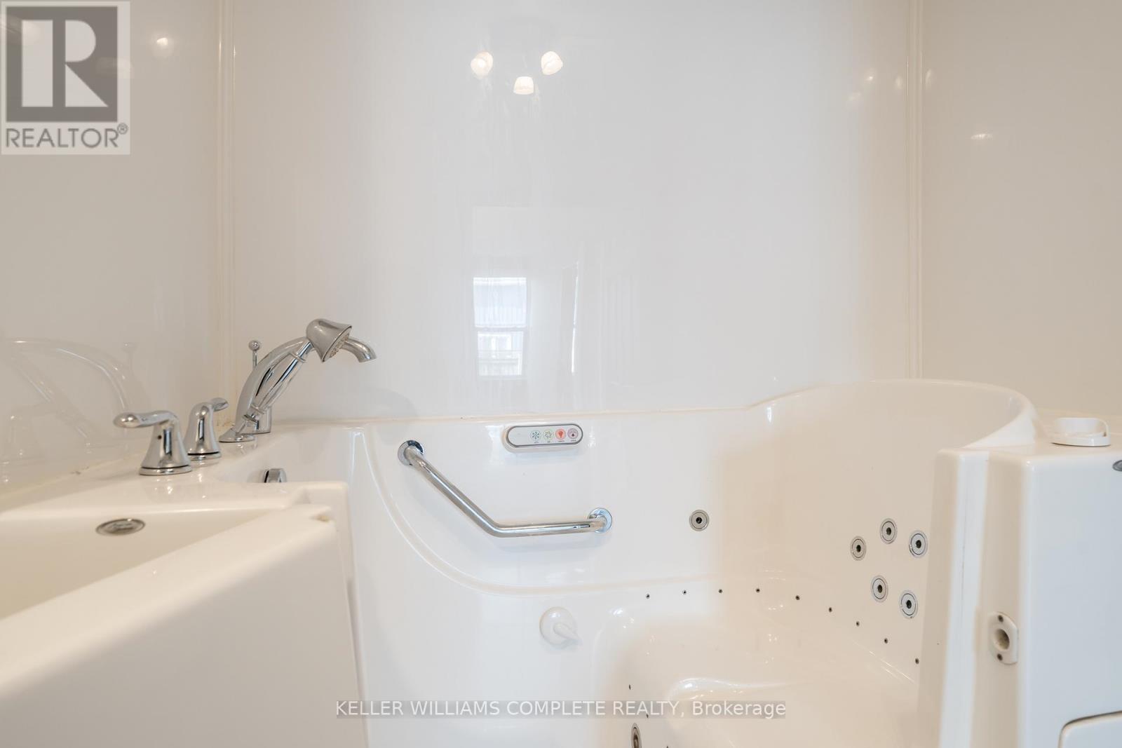 21 Renfrew Street E Property Photo 13