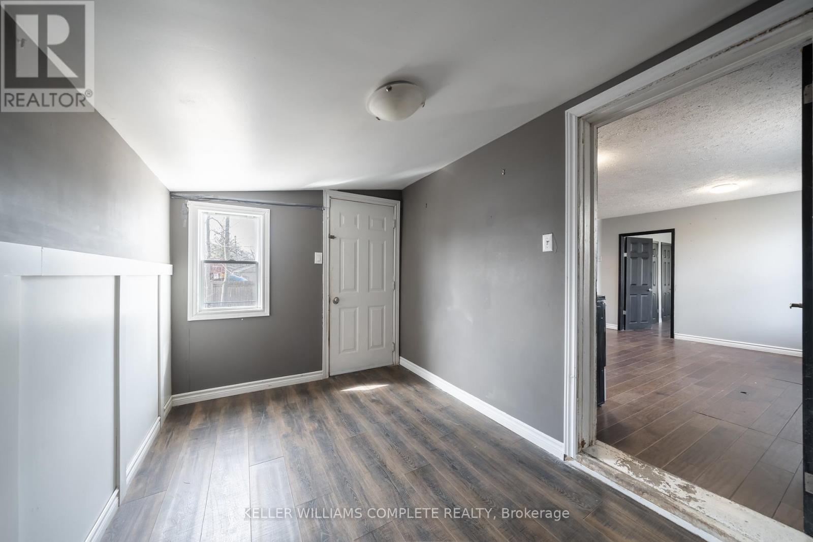 21 Renfrew Street E Property Photo 17