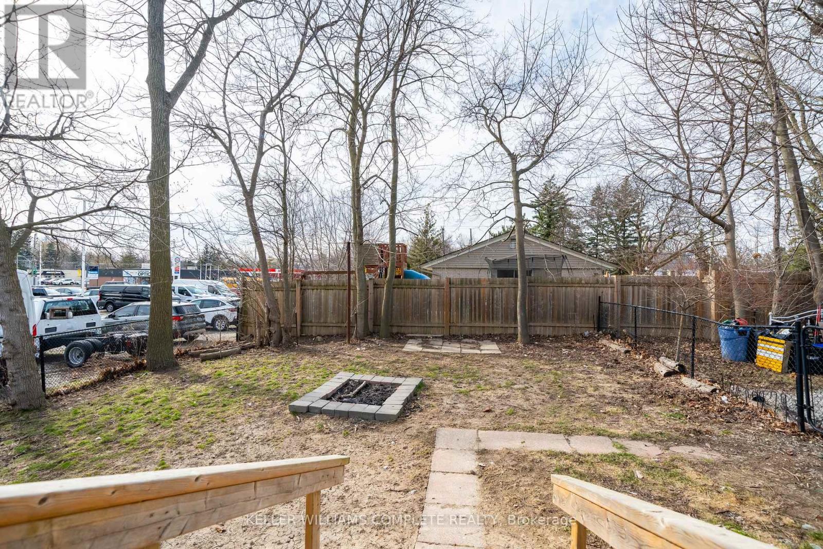 21 Renfrew Street E Property Photo 22