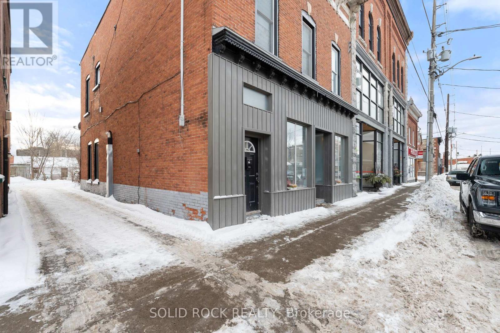 308 Victoria Street N Property Photo 4