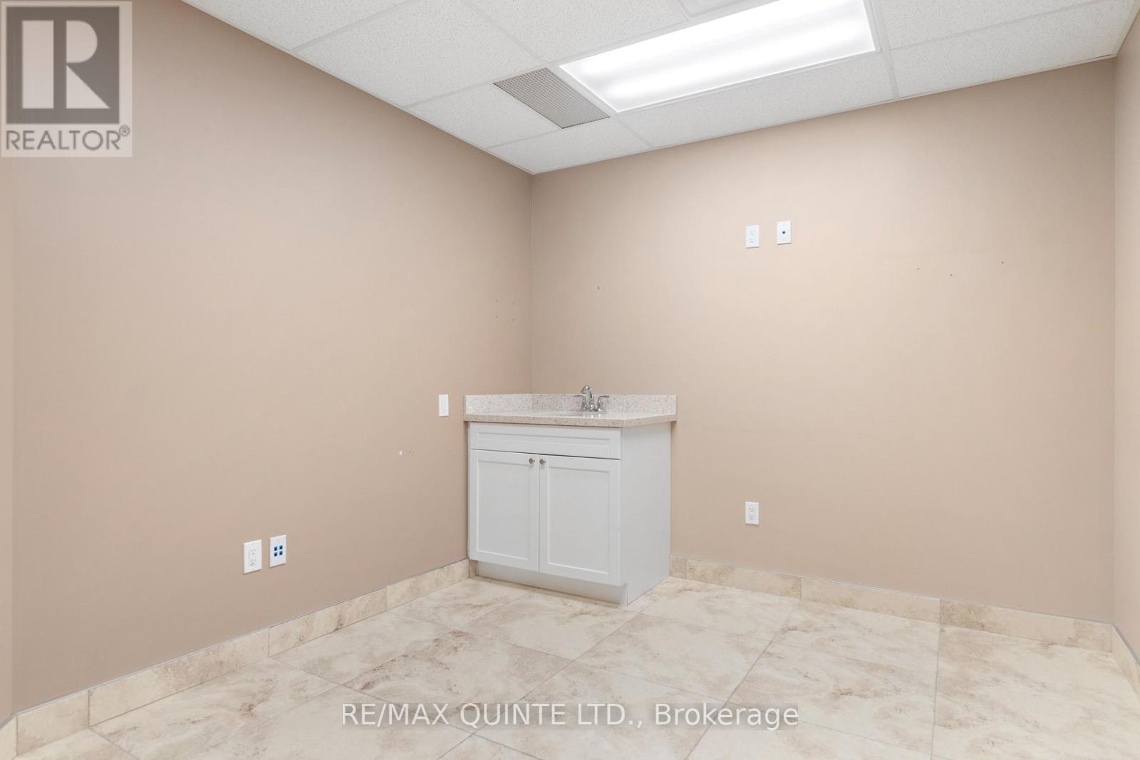 201 - 30 King Street Property Photo 9