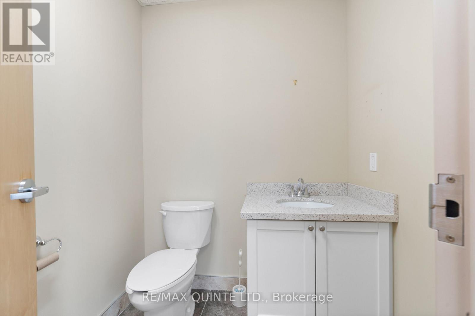 201 - 30 King Street Property Photo 14
