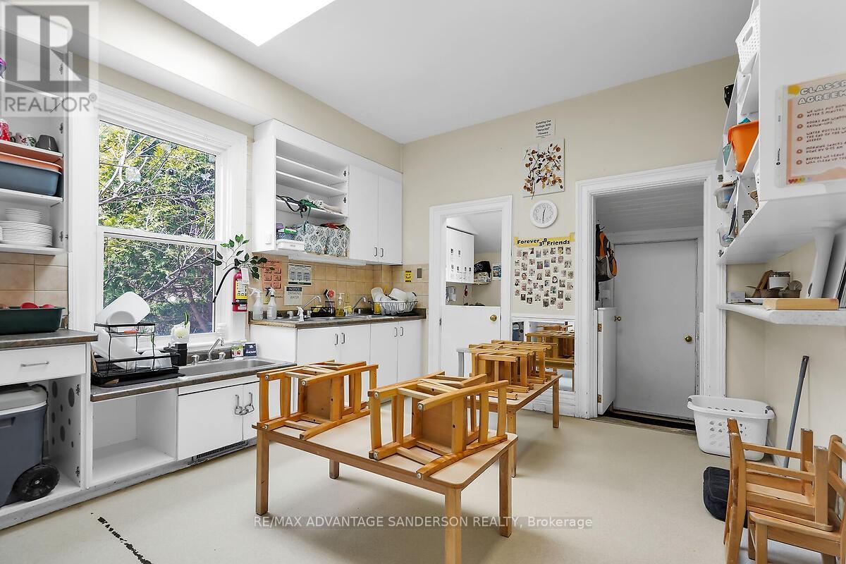 318 Piccadilly Street Property Photo 23