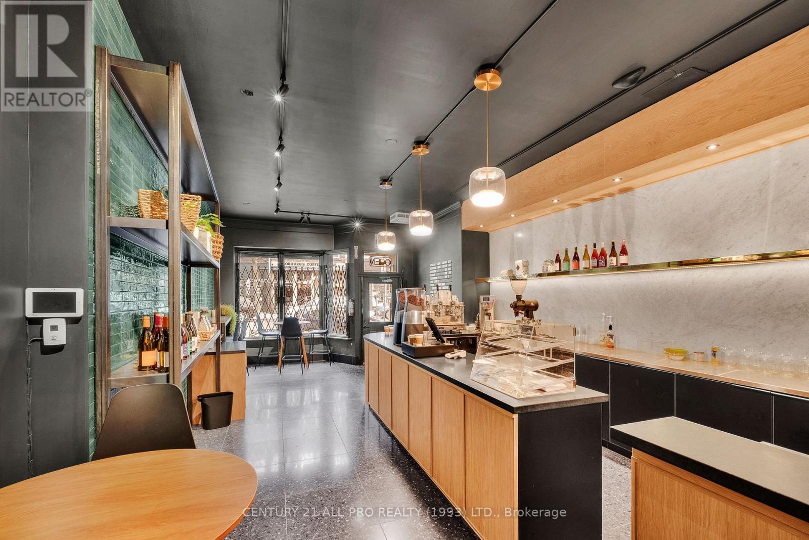 D - 79 King Street W Property Photo 10