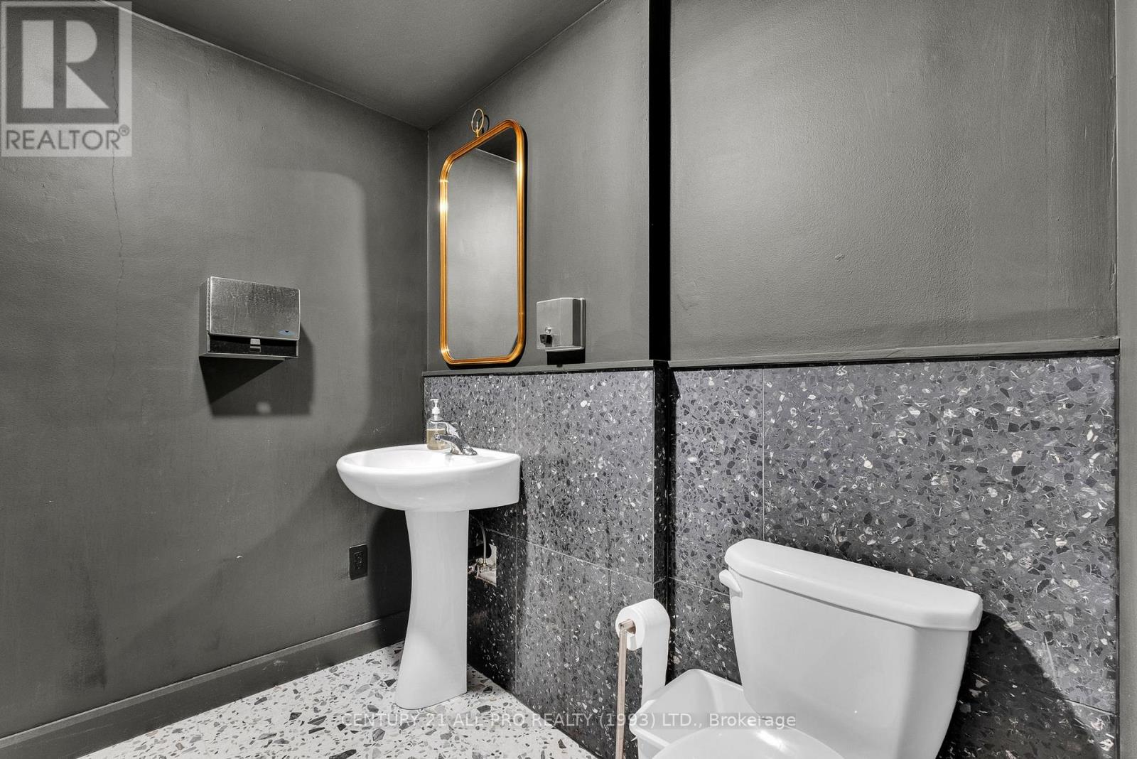 D - 79 King Street W Property Photo 26