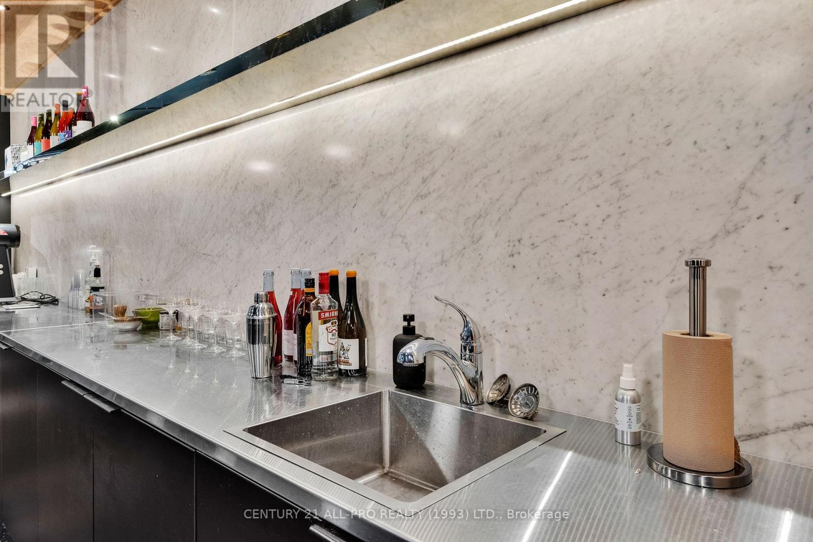 D - 79 King Street W Property Photo 29
