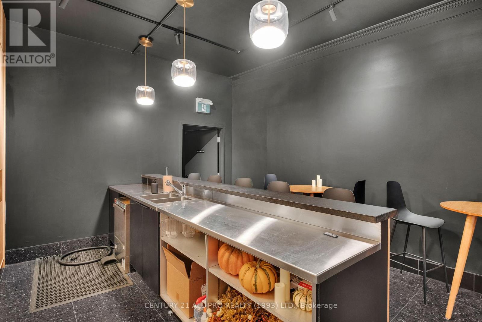 D - 79 King Street W Property Photo 38