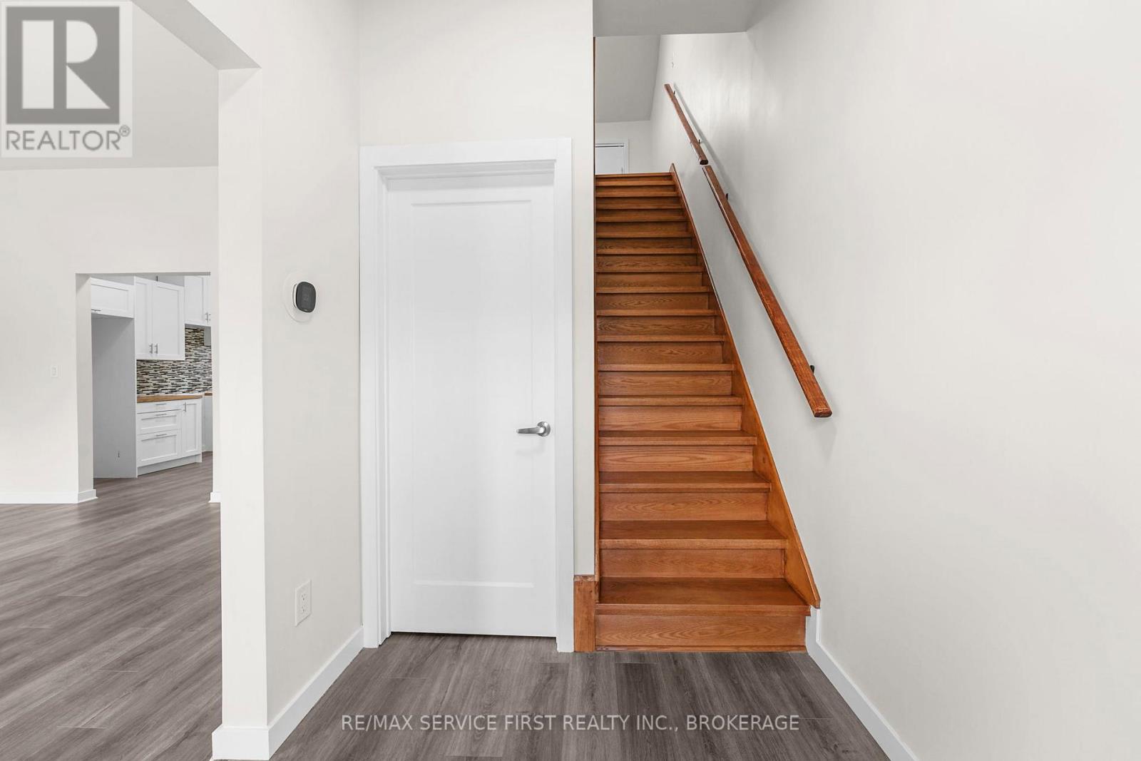 111 Wellington Street S Property Photo 7