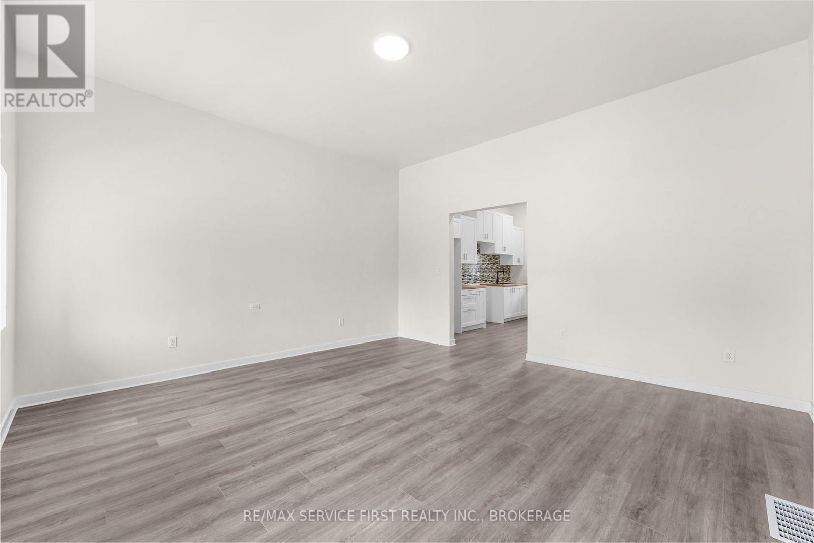 111 Wellington Street S Property Photo 8