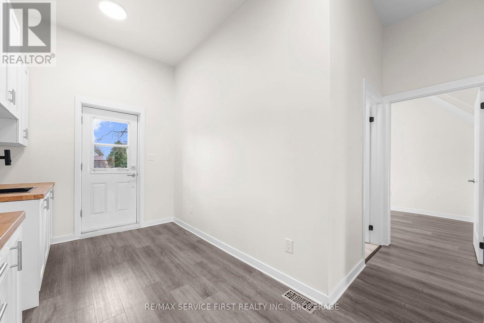 111 Wellington Street S Property Photo 10