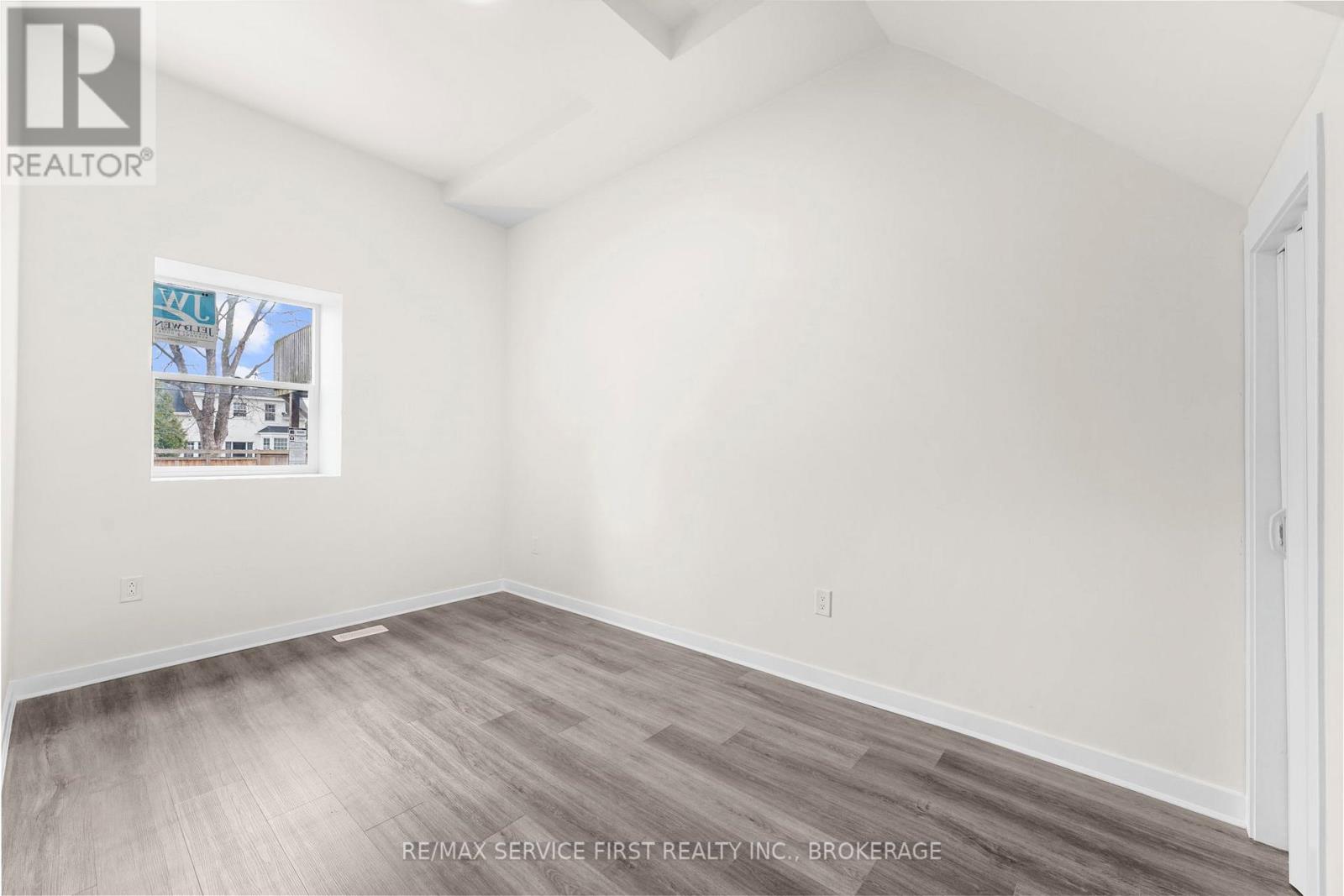 111 Wellington Street S Property Photo 17
