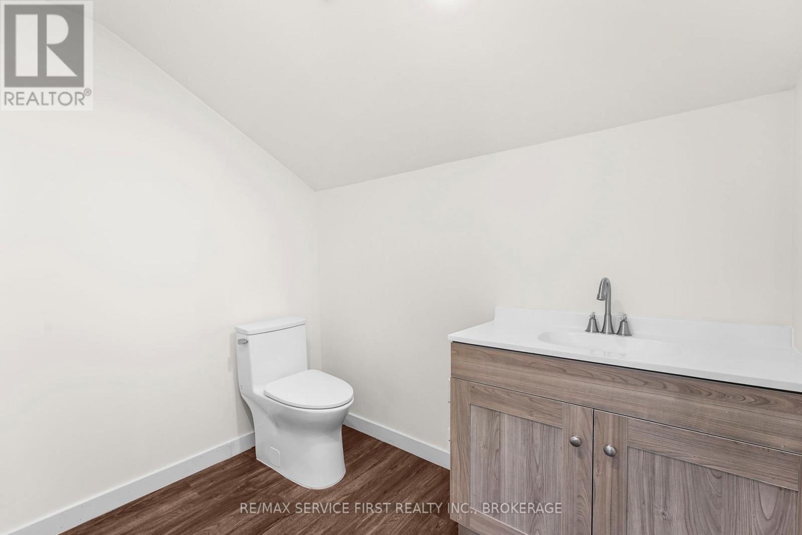 111 Wellington Street S Property Photo 24